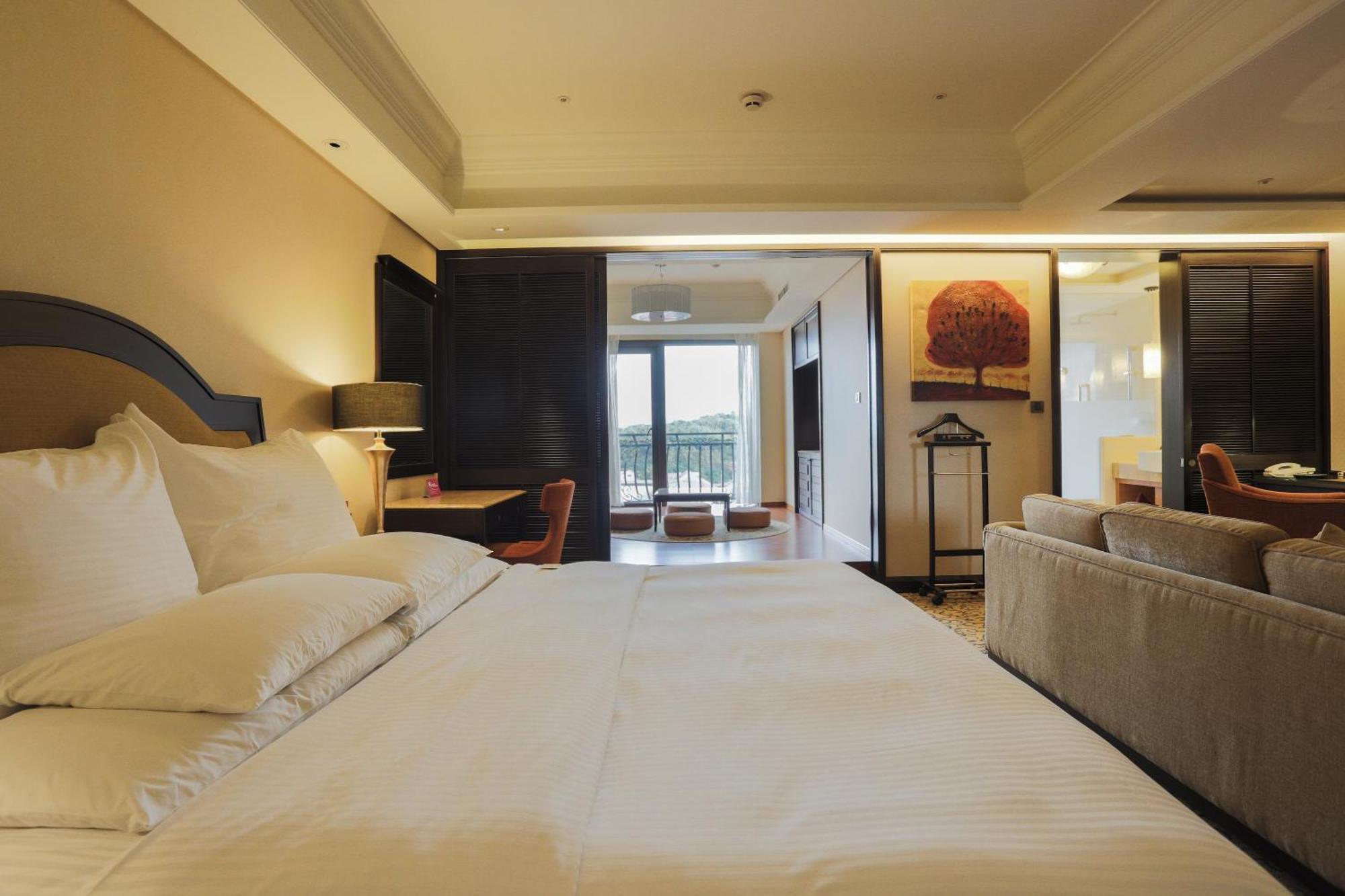 E-Da Royal Hotel Đại Thụ Ngoại thất bức ảnh A room at the hotel