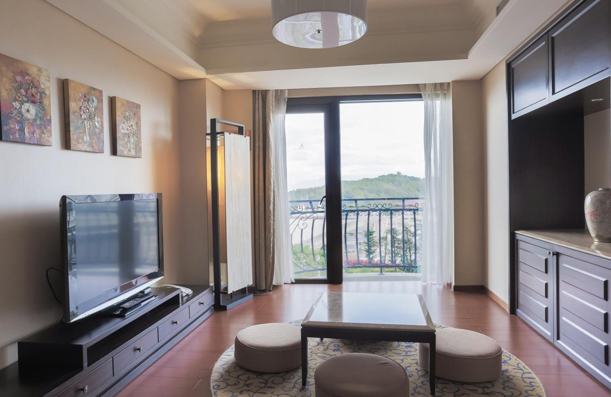 E-Da Royal Hotel Đại Thụ Ngoại thất bức ảnh A living room in a typical Japanese apartment