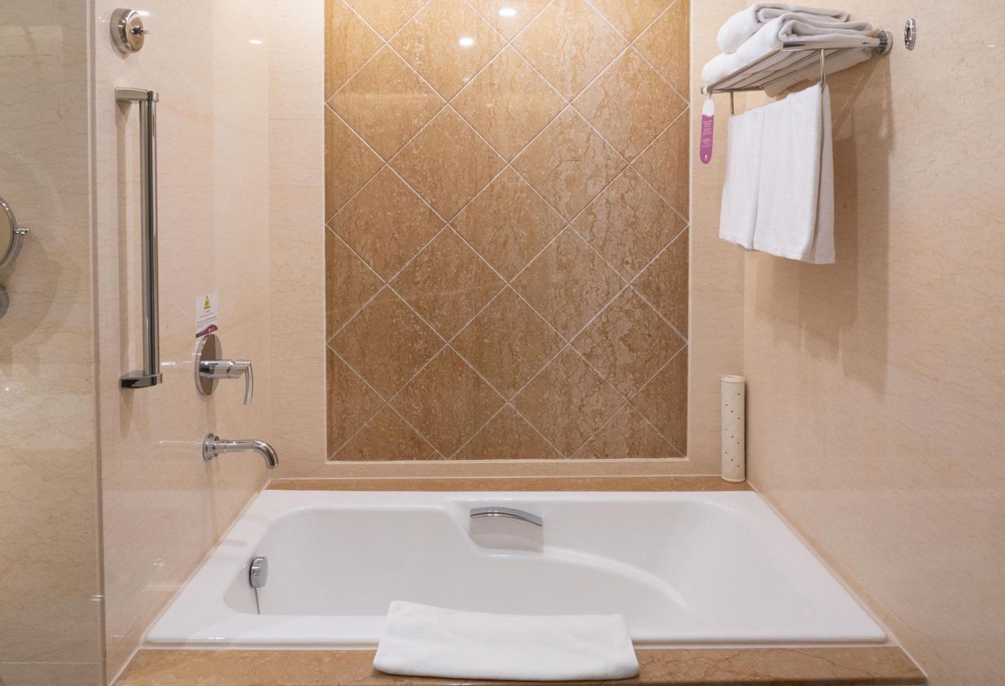 E-Da Royal Hotel Đại Thụ Ngoại thất bức ảnh A bathtub