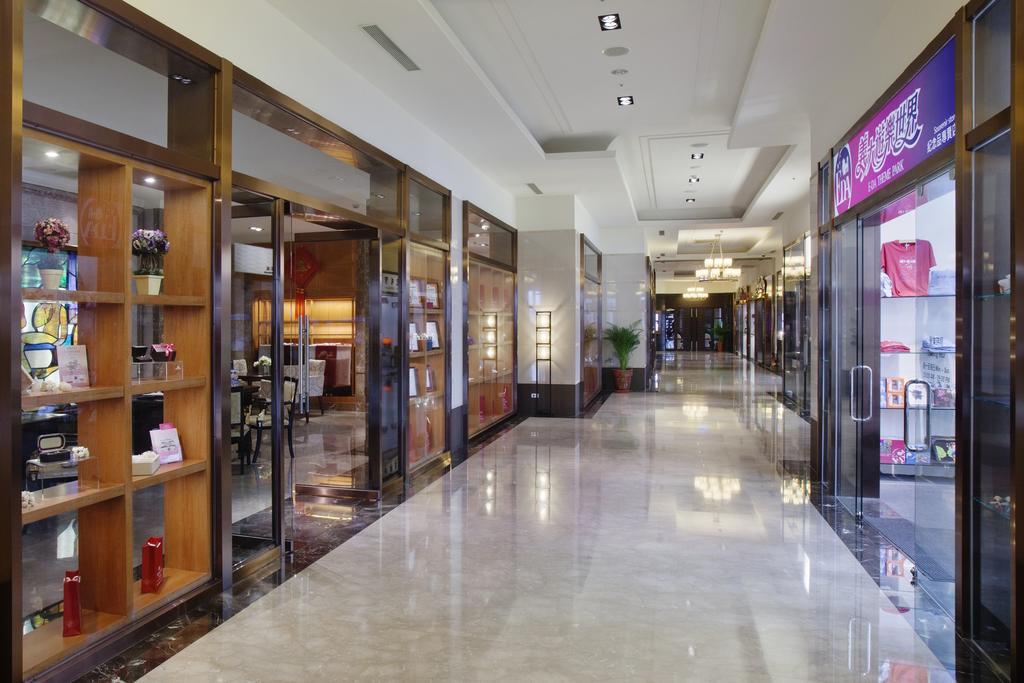 E-Da Royal Hotel Đại Thụ Ngoại thất bức ảnh Shops at the hotel