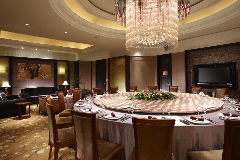 E-Da Royal Hotel Đại Thụ Ngoại thất bức ảnh A private dining room at the Mandarin Oriental, Hong Kong