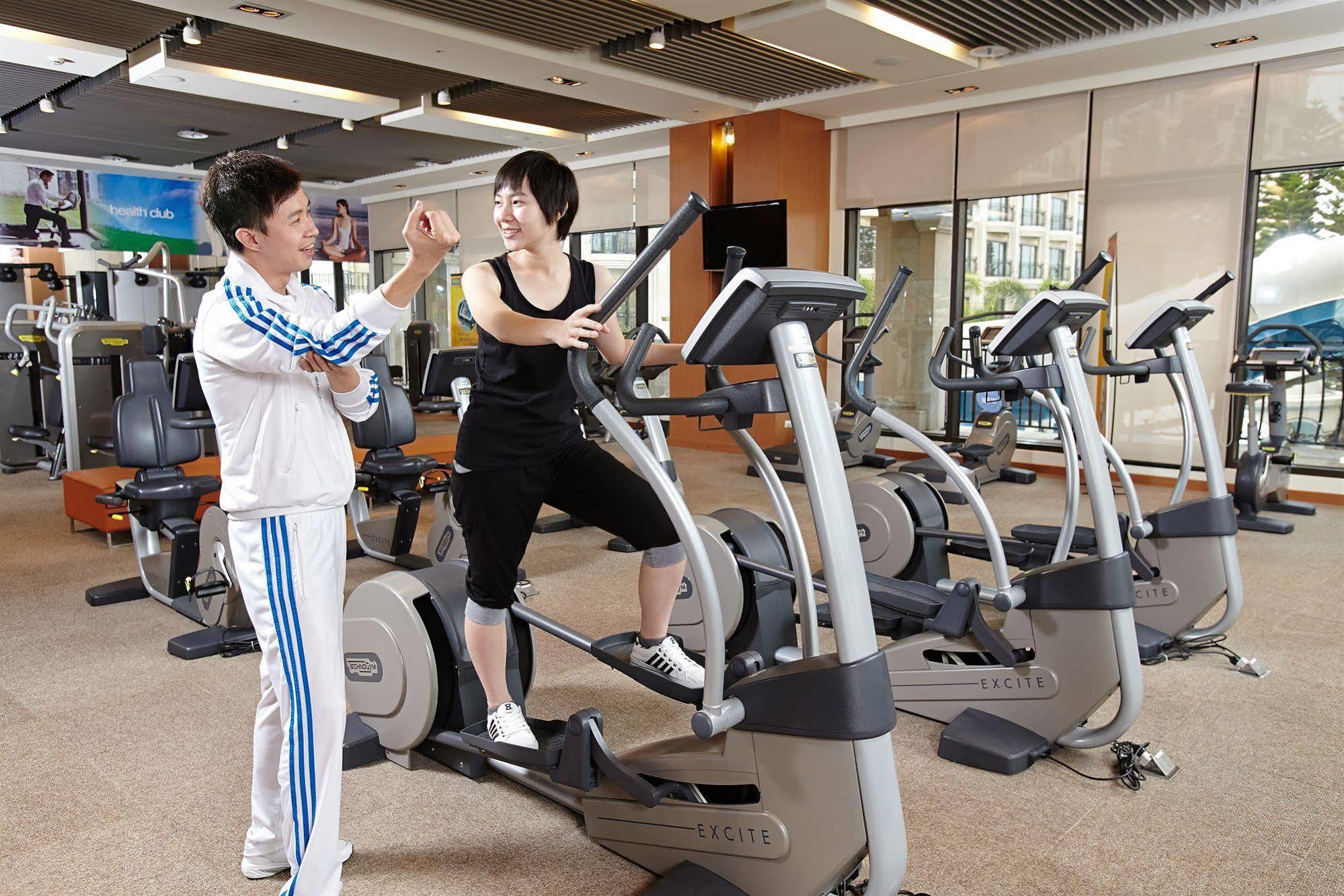 E-Da Royal Hotel Đại Thụ Ngoại thất bức ảnh A personal trainer with a client