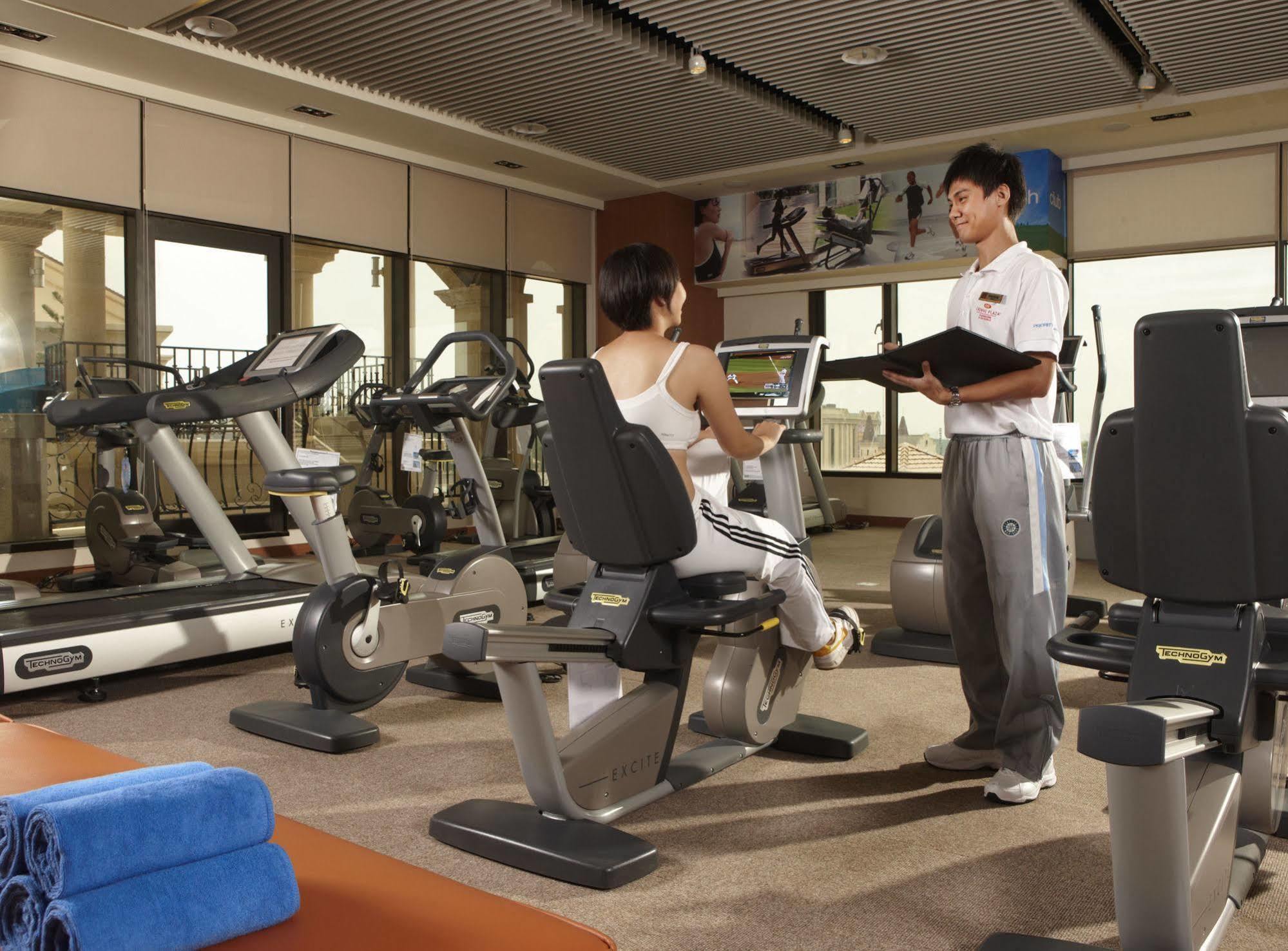 E-Da Royal Hotel Đại Thụ Ngoại thất bức ảnh A personal trainer with a client
