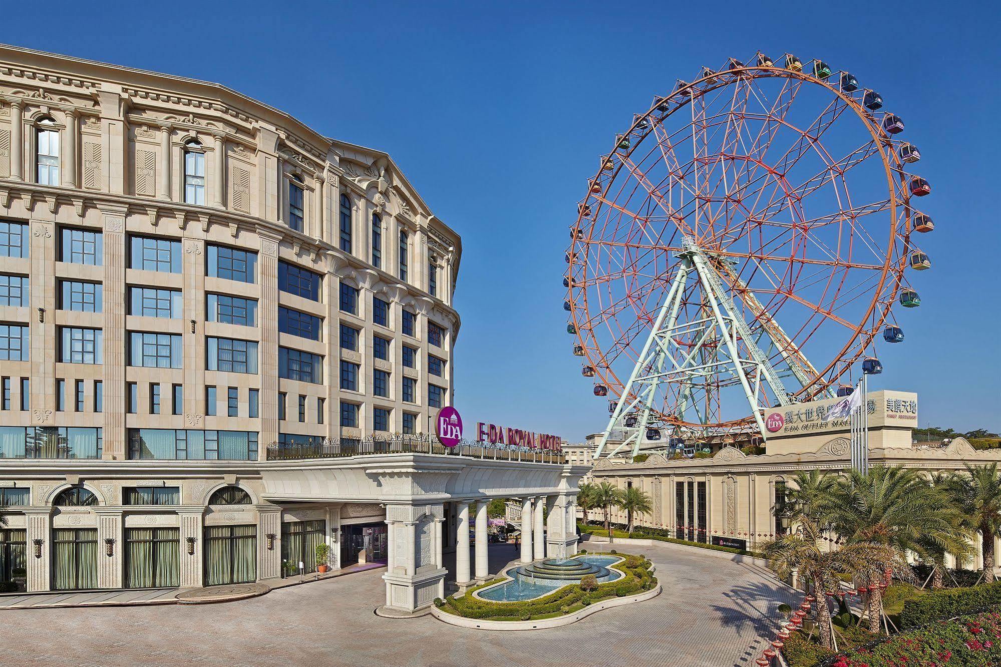 E-Da Royal Hotel Đại Thụ Ngoại thất bức ảnh The hotel and the Eye of the Emirates